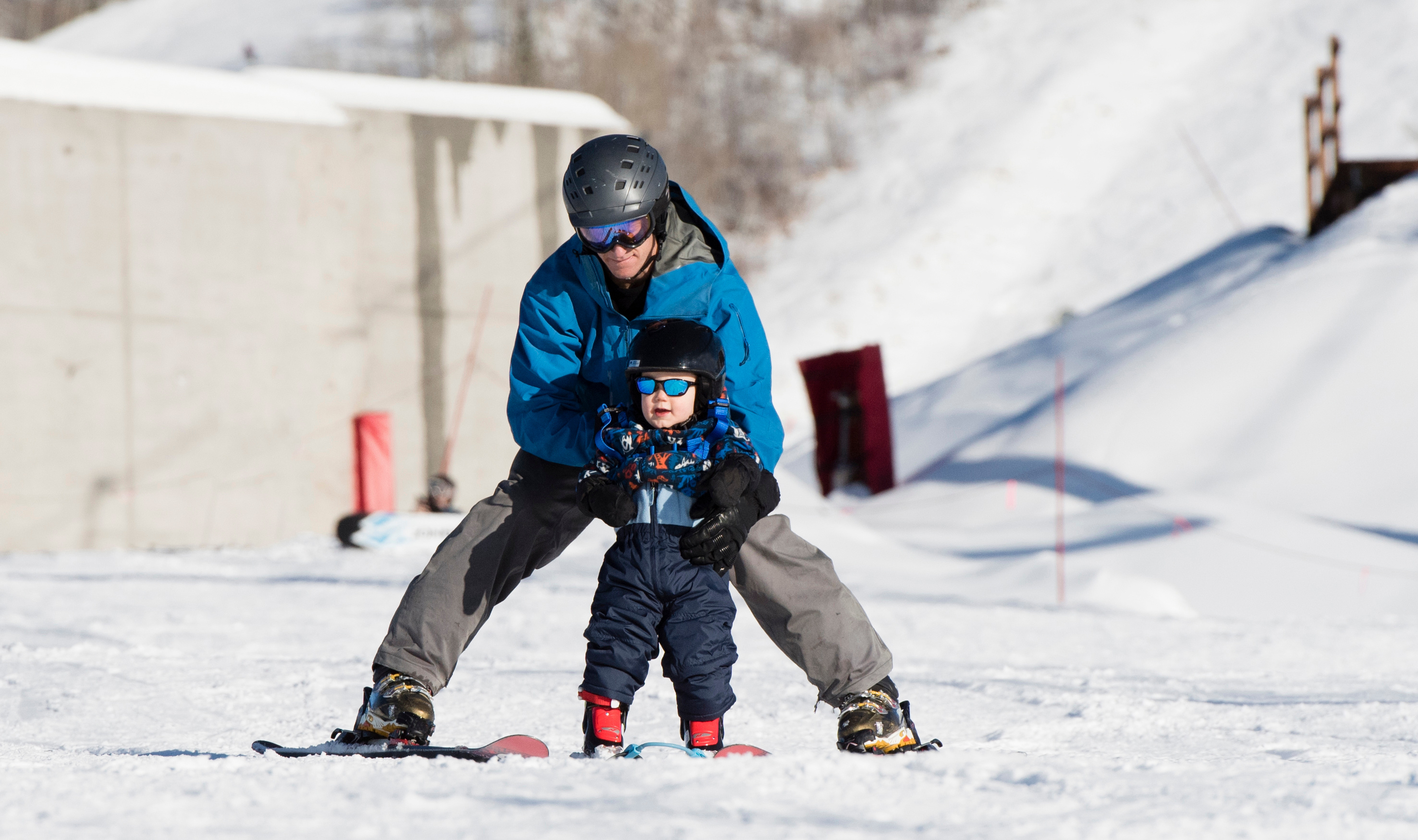 enfant qui fait du ski avec un parent