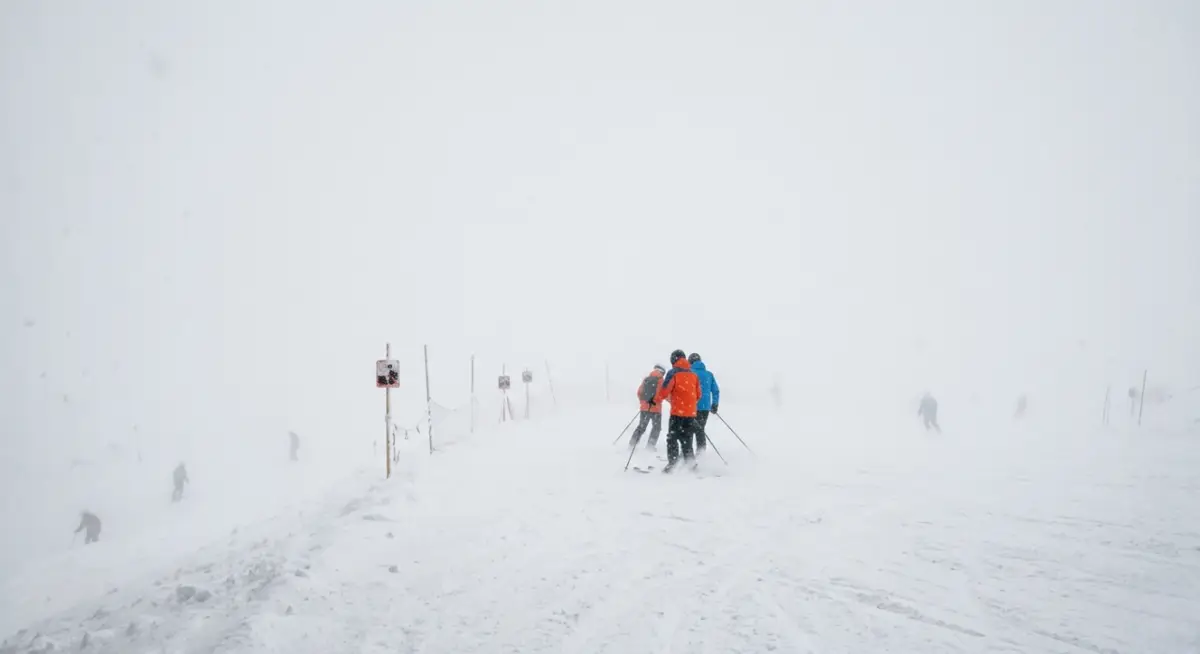Un groupe de skieur se fait prendre dans une tempête de neige