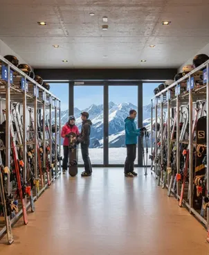 Ski storage: drop off your equipment in store