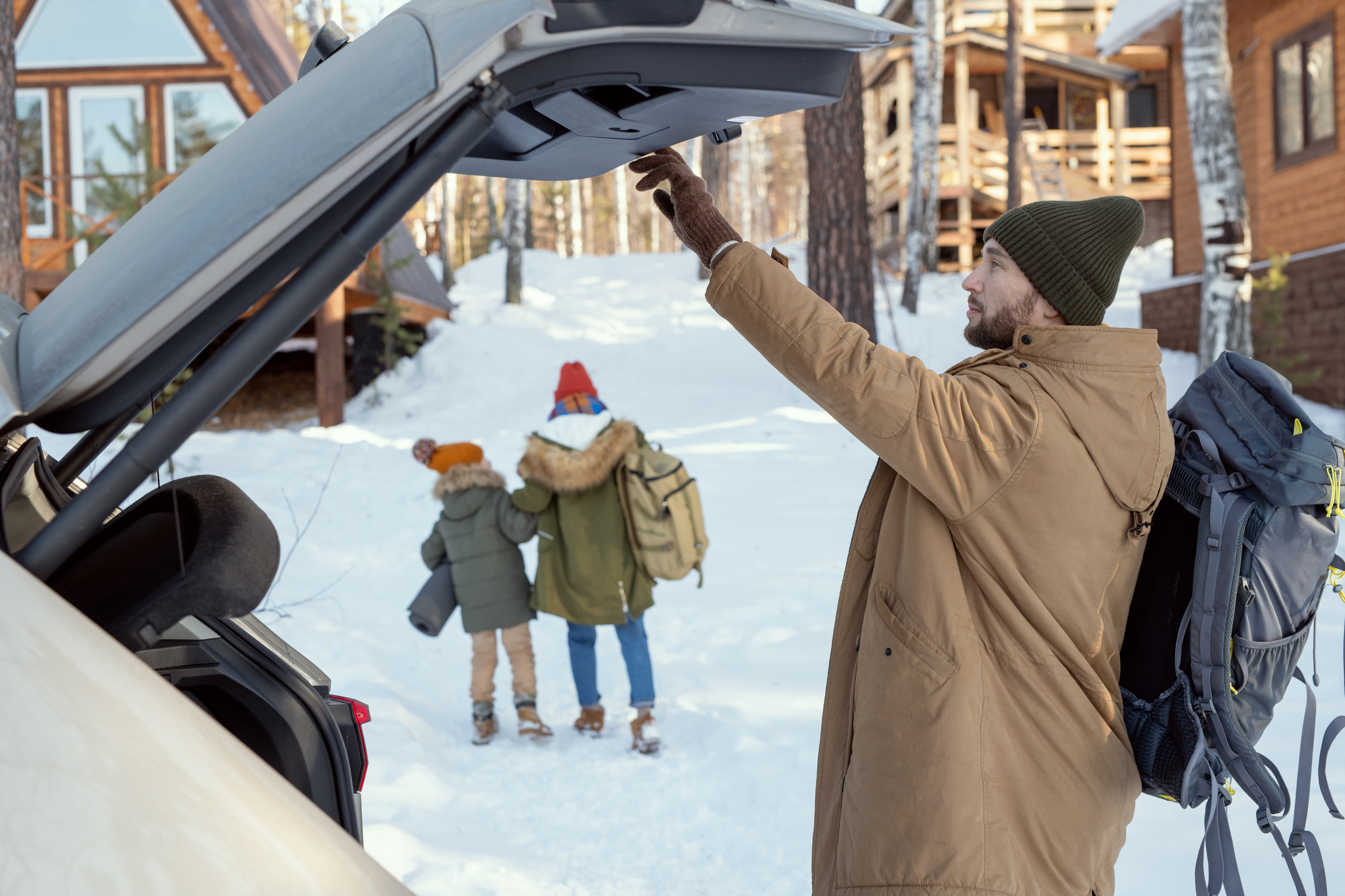 Une famille qui arrive au ski et qui voyage léger : tout est prêt et réservé