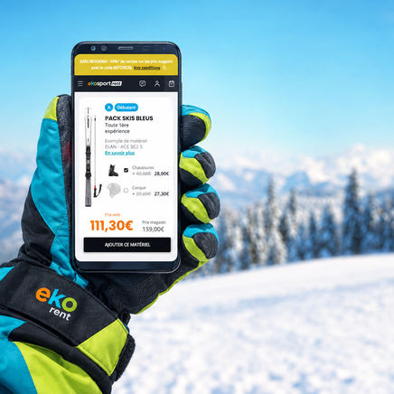 Main gantée Eko Rent tenant un smartphone affichant une offre de location de ski sur fond de montagnes enneigées sous un ciel bleu clair.