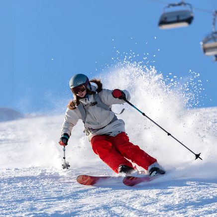 Une skieuse experte qui skie