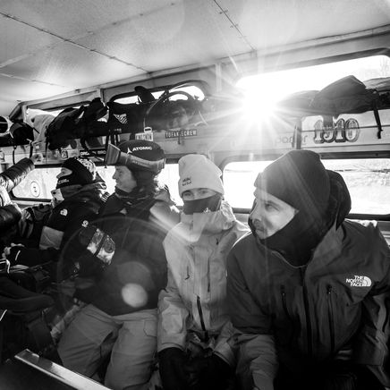 Groupe de skieurs retournant à la station