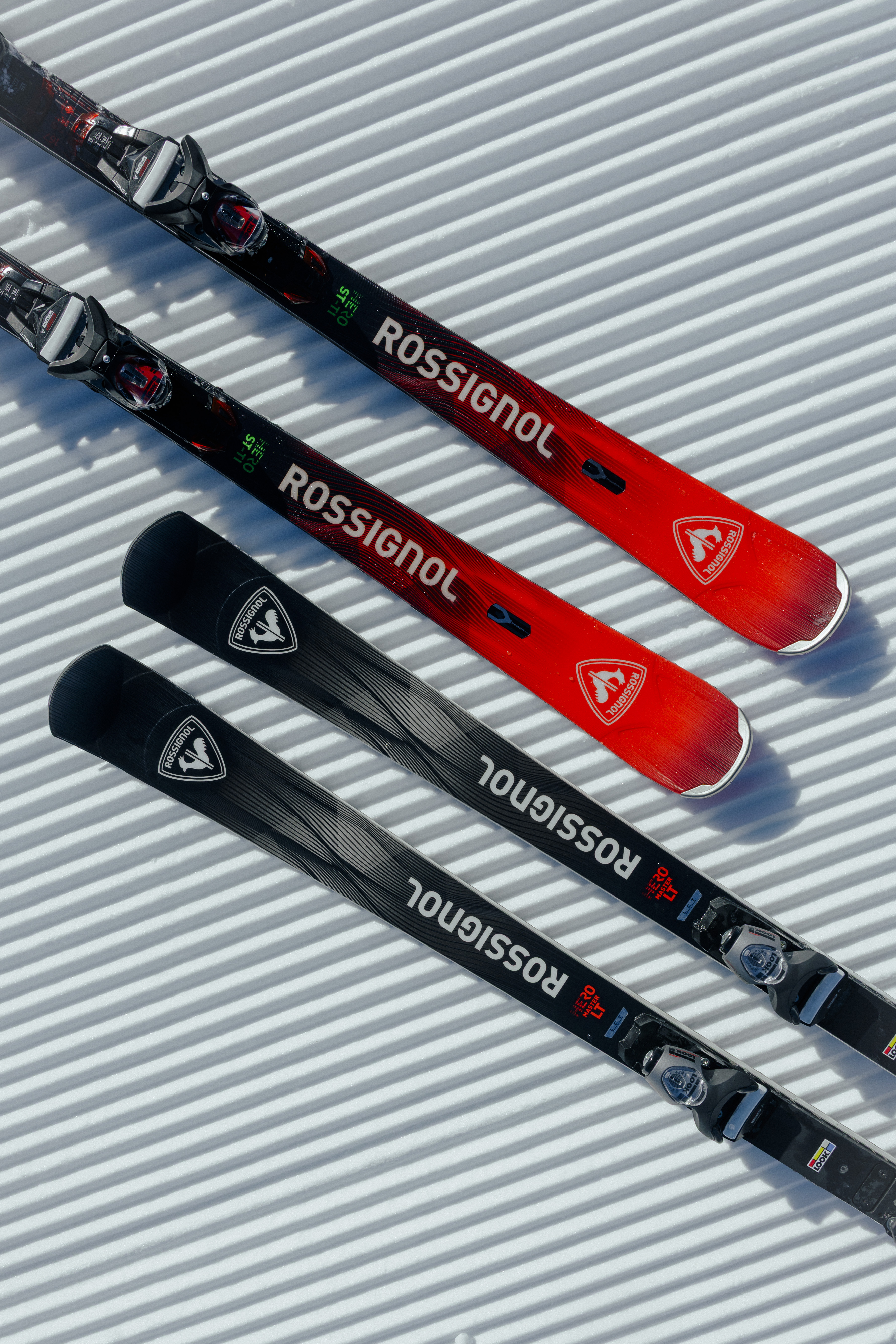 plusieurs skis rossignol