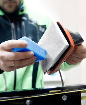 Réglage des fixations, fartage et affûtage : comment Ekosport-Rent prend soin de votre matériel de location