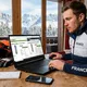 Un client réserve ses skis en ligne