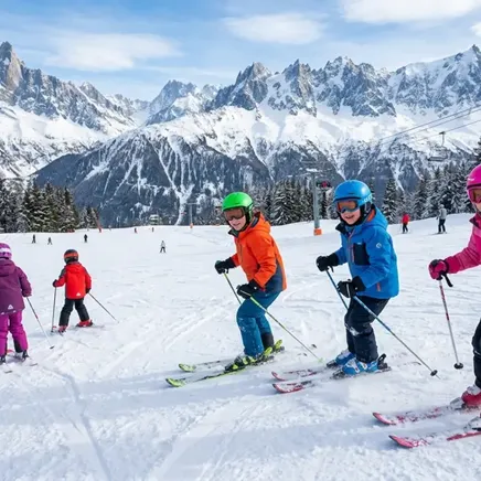 groupe de skieurs enfants en train de dévaler une piste rouge