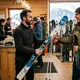 photo d'un vendeur qui donne une paire de skis a un client