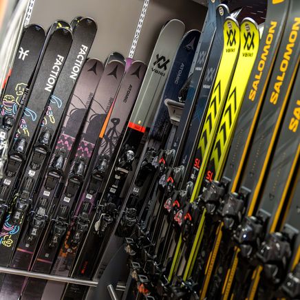 Le stock ski d'un magasin ekosport-rent